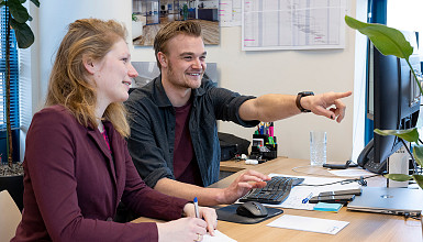 Energiebesparing: leg zonnepanelen op het dak van de school