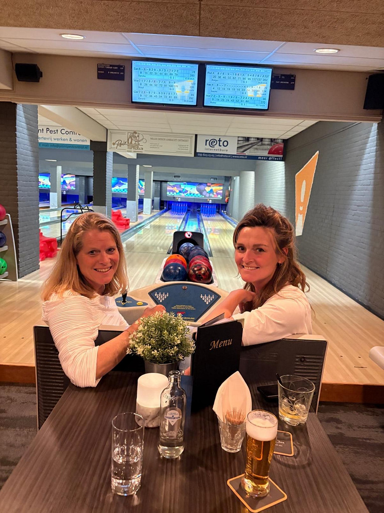 Plezier op de bowlingbaan, winst op de werkvloer