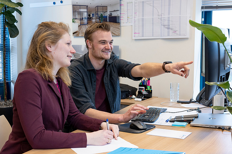 Energiebesparing: leg zonnepanelen op het dak van de school
