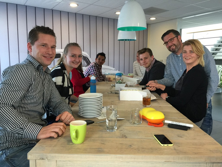 Grada Huis trakteert op taart... Hmm.. lekker!!